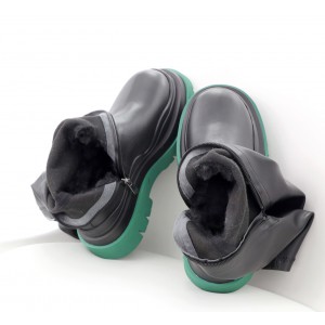 Ботинки зимние женские Bottega Veneta, черные на зеленой подошве 