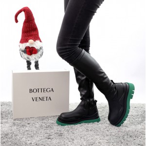 Ботинки зимние женские Bottega Veneta, черные на зеленой подошве 