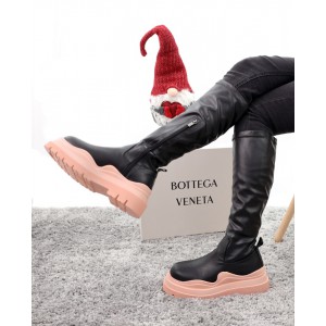Ботинки зимние женские Bottega Veneta, черные на розовой подошве