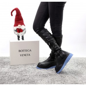 Ботинки зимние женские Bottega Veneta, черные на голубой подошве