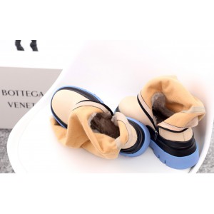 Ботинки зимние женские Bottega Veneta, бежевые на голубой подошве